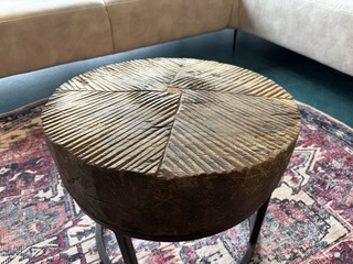 Salontafel, oud hout, doorsnee 50 cm, zwart metalen onderstel